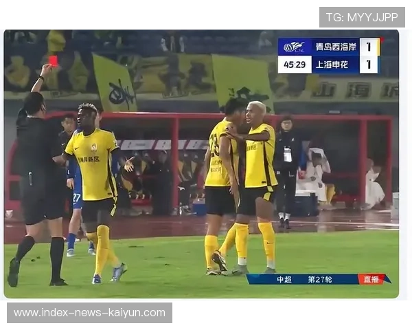 足球裁判被球员围堵怒吼!场面混乱 足球裁判被球员围堵怒吼!场面混乱