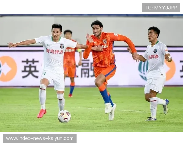 山东泰山边路推进形成大量射门点 山东泰山边路推进形成大量射门点