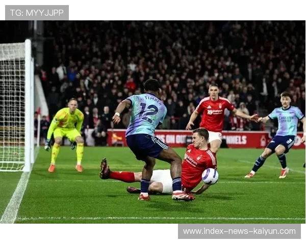 阿森纳一脚穿透直传结束对方防守