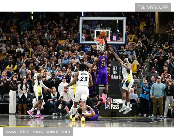 詹姆斯生涯经验显现,湖人关键回合拿下比赛